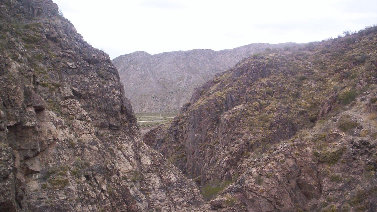 Quebrada de paredes rocosas entre cerros en Pedernal, Sarmiento