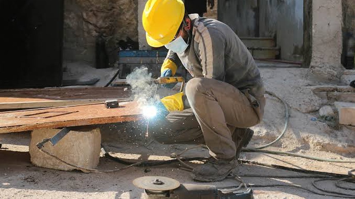 Trabajador en una práctica de soldadura