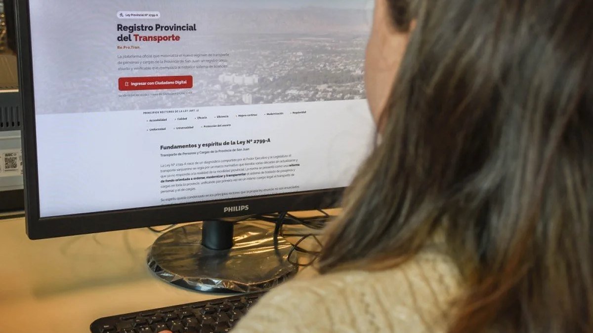 Una persona, de espaldas, consulta en una computadora el sitio del Registro Provincial del Transporte de San Juan