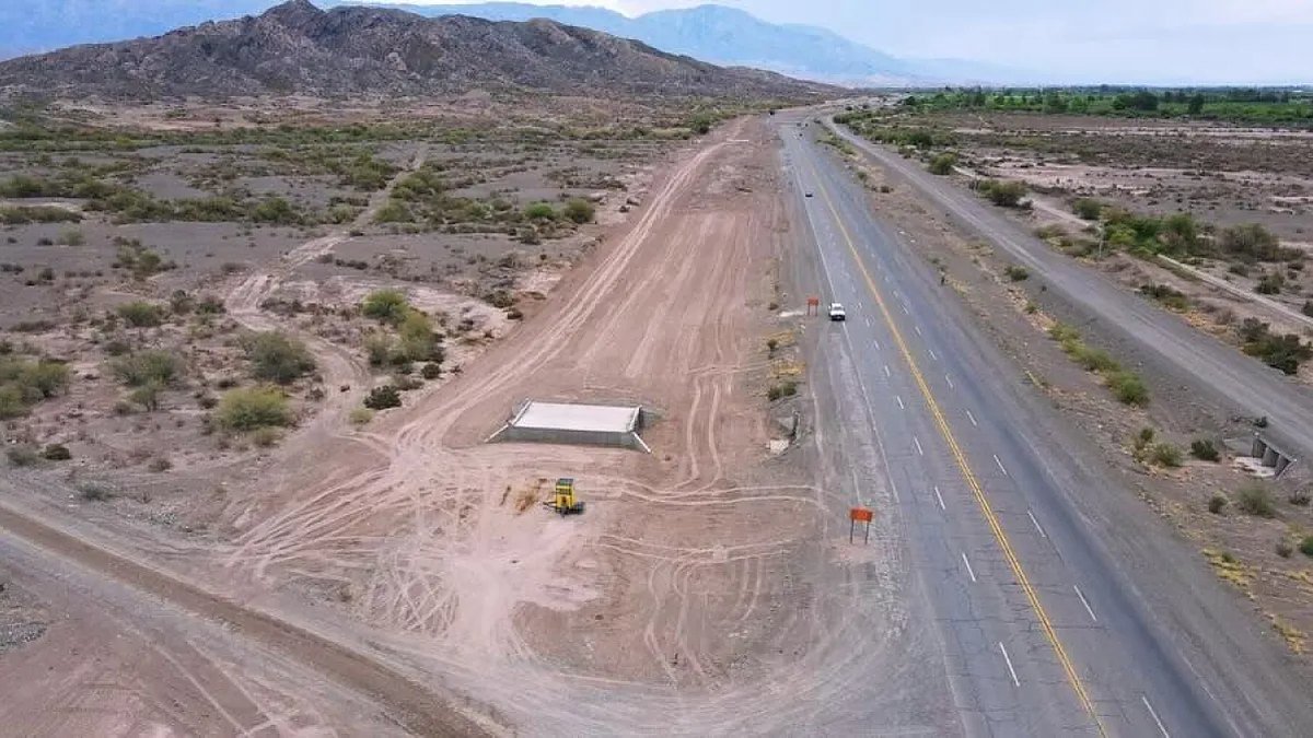 Vista aérea de la Ruta 40 Sur con trabajos de movimiento de suelo al costado