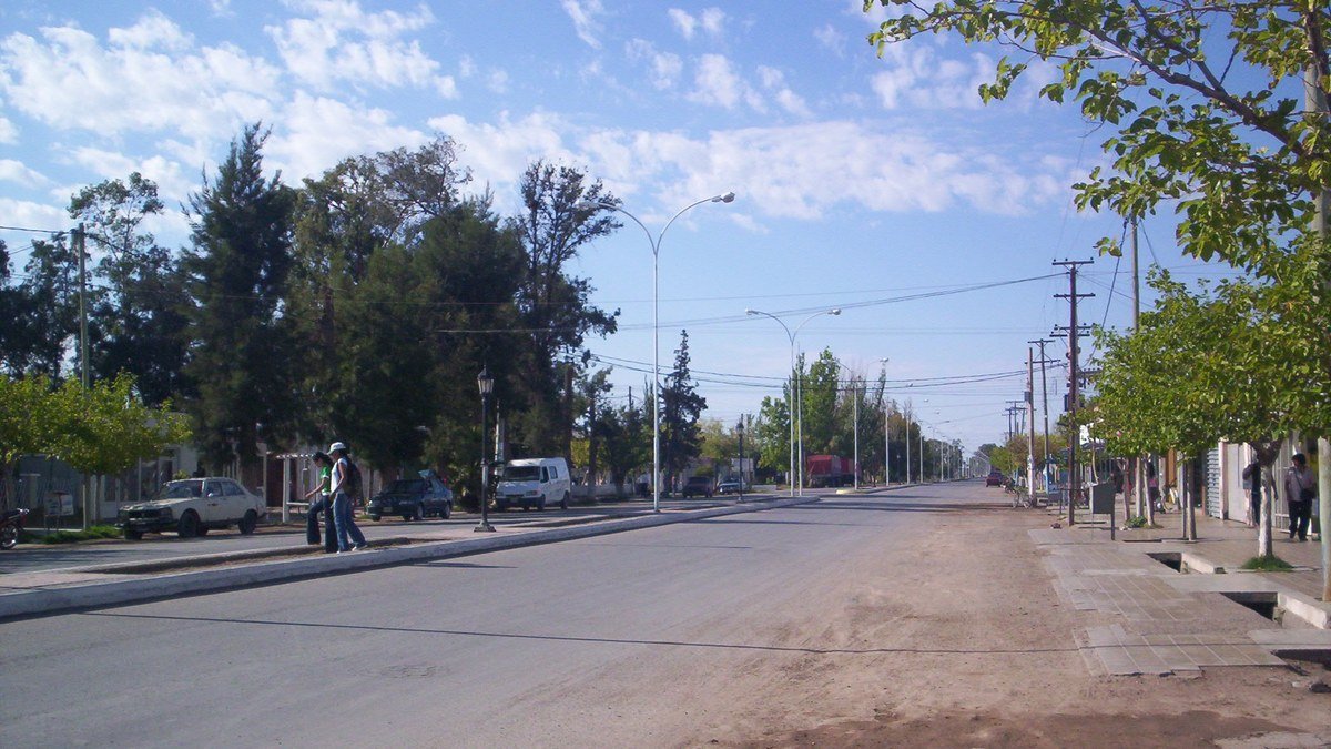 Avenida arbolada de Villa Media Agua en un día soleado