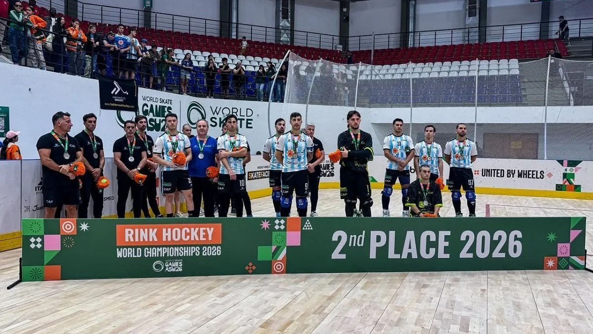 Jugadores y cuerpo técnico de la Selección argentina con la medalla de plata detrás del cartel 2nd Place 2026