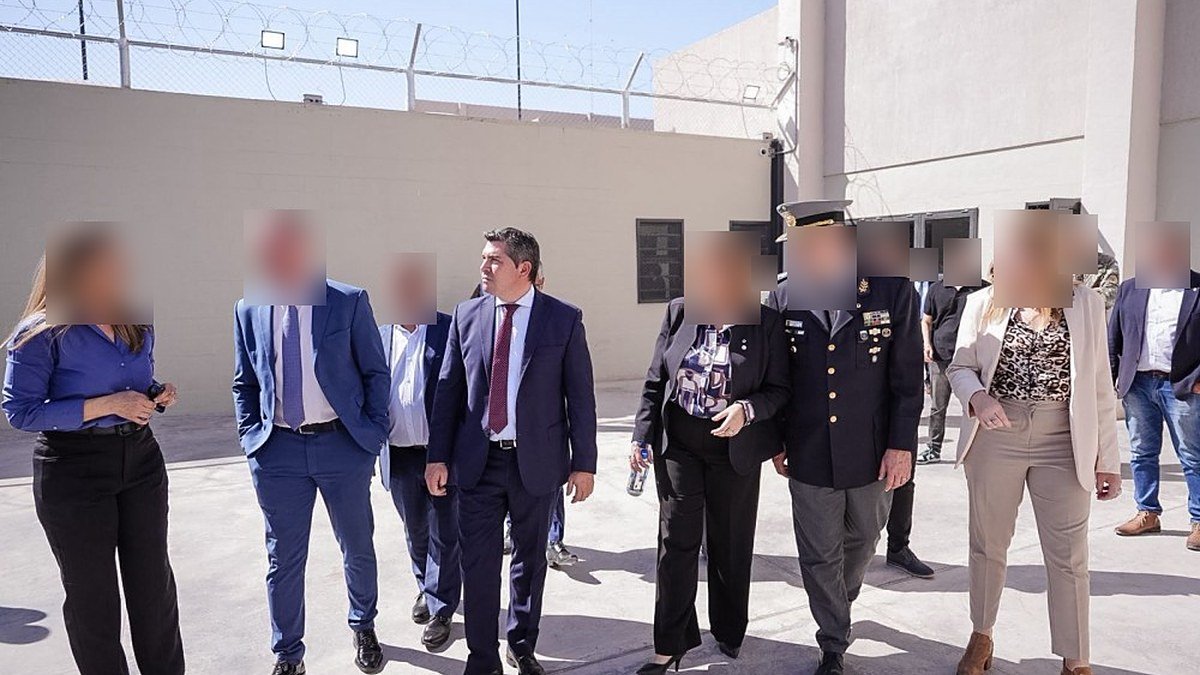 El gobernador Marcelo Orrego recorre con funcionarios y un oficial penitenciario un sector del Servicio Penitenciario Provincial