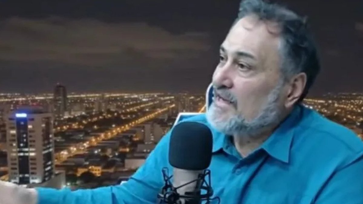 Silvio Pastore habla frente a un micrófono en un estudio de radio