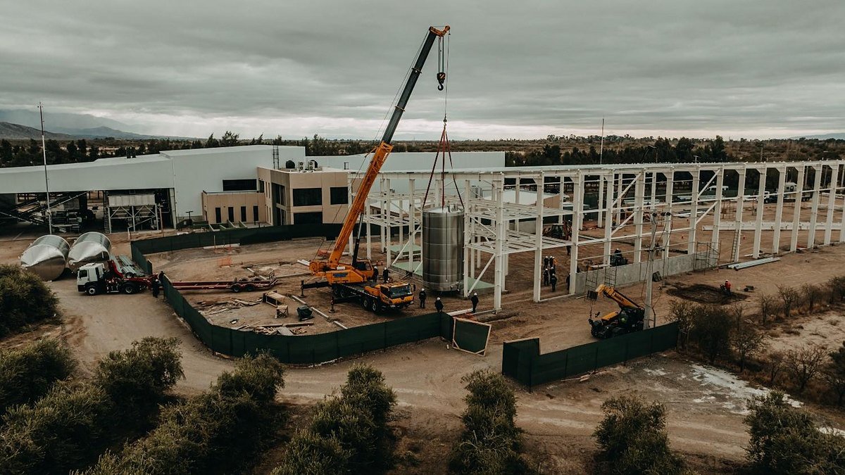 Vista aérea de una planta industrial en construcción con una grúa