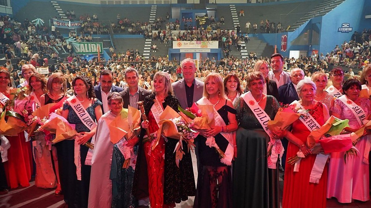 Candidatas departamentales con bandas en una edición anterior de la Fiesta Provincial de las Personas Mayores