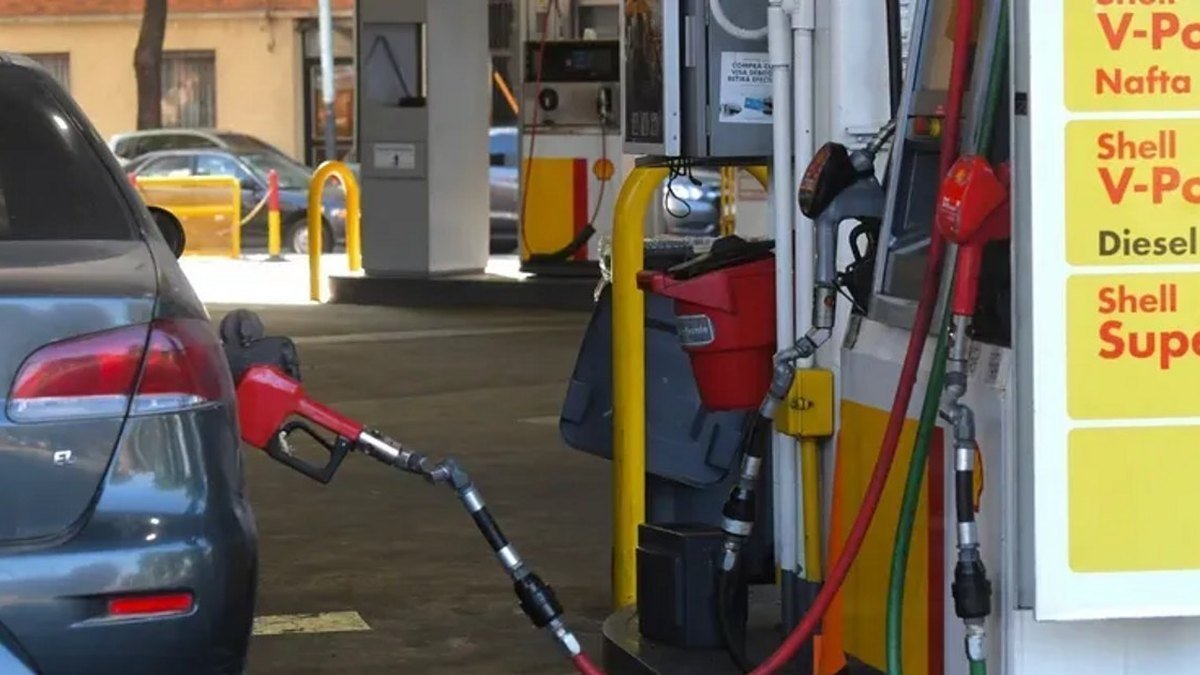 Un automóvil se carga de combustible en una estación de servicio