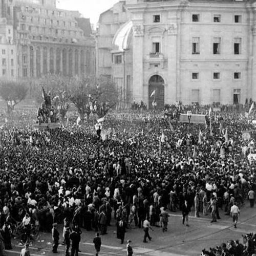 Multitud en la Plaza de Mayo frente a edificios públicos, en una foto en blanco y negro