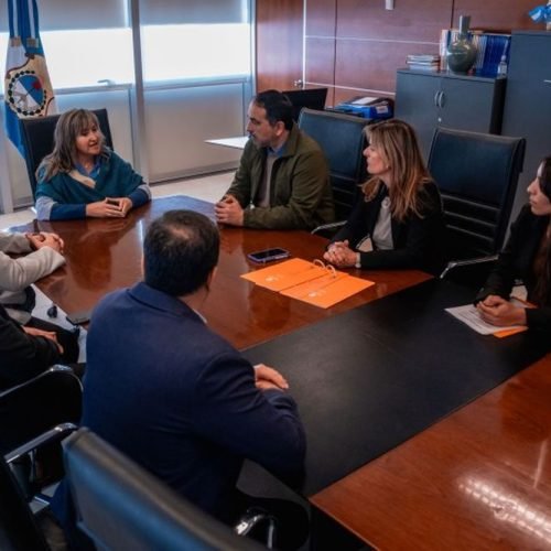Estudiante realiza una práctica de soldadura durante una capacitación técnica en San Juan.