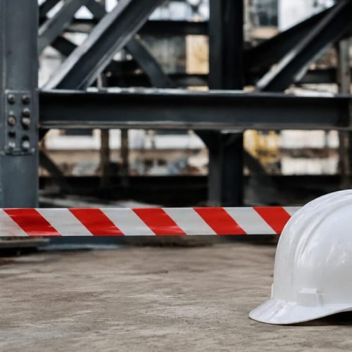 Investigación de accidente con estructura metálica — imagen ilustrativa generada con IA
