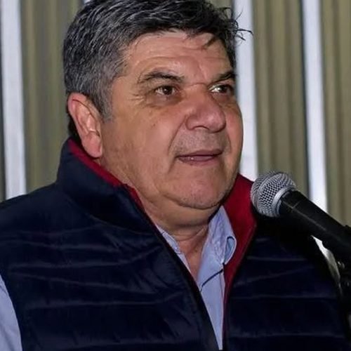 El intendente de Sarmiento, Alfredo Castro, habla frente a un micrófono