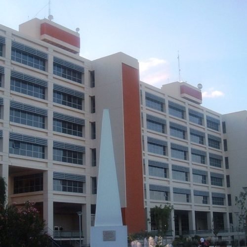 Edificio del Centro Cívico de San Juan, sede del Gobierno provincial, con el obelisco al frente