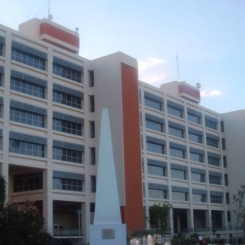 Edificio del Centro Cívico de San Juan con el obelisco en primer plano