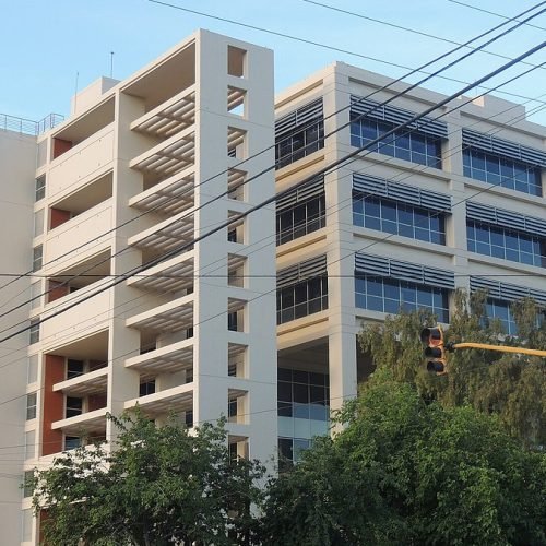 Fachada del edificio del Centro Cívico de San Juan, de varios pisos, junto a una avenida