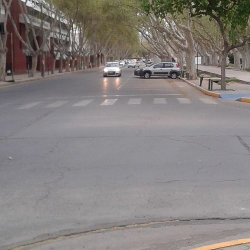 Calle Mitre en el centro de San Juan, arbolada y con poco tránsito