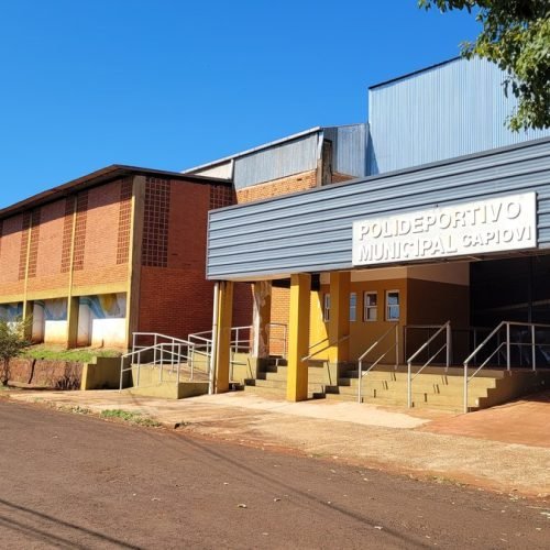 Frente de un polideportivo municipal de ladrillo con techo de chapa