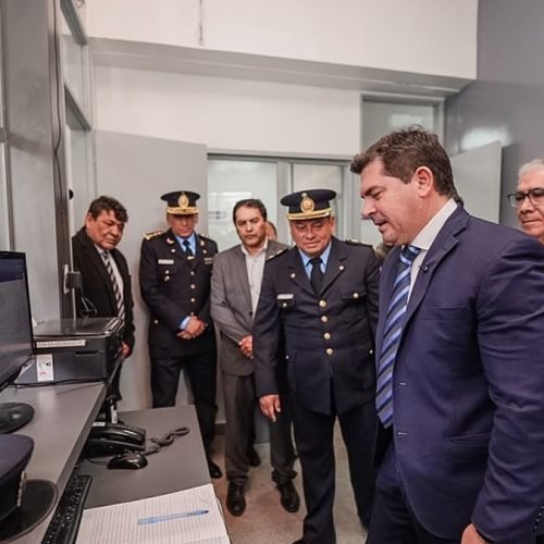 Marcelo Orrego junto a jefes policiales y funcionarios recorre una oficina con computadoras en la comisaría