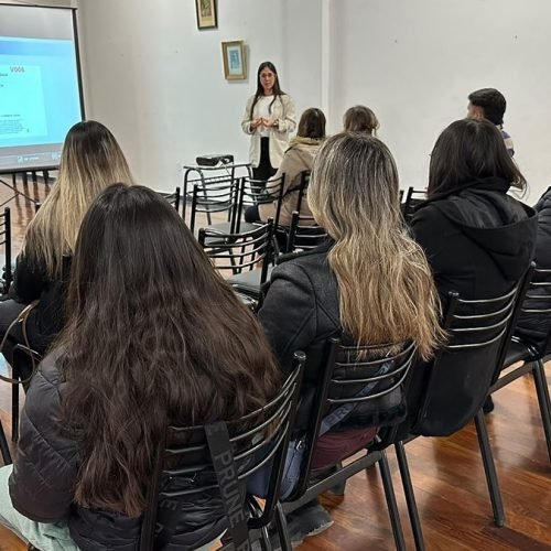 Aspirantes sentados de espaldas frente a una pantalla, durante una evaluación del Poder Judicial