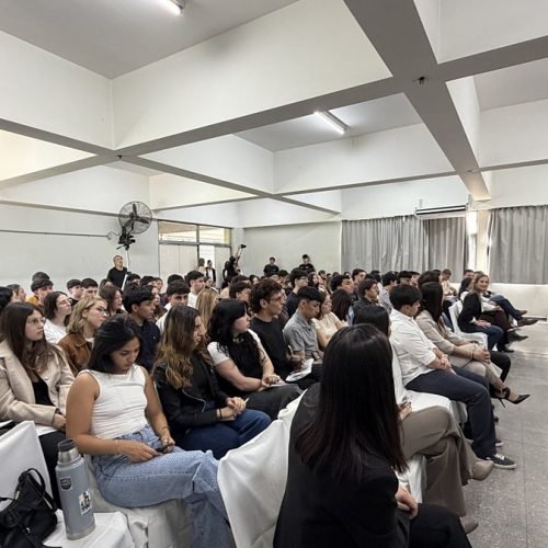 Estudiantes en el Aula Magna de la UCCuyo durante Conecta 360