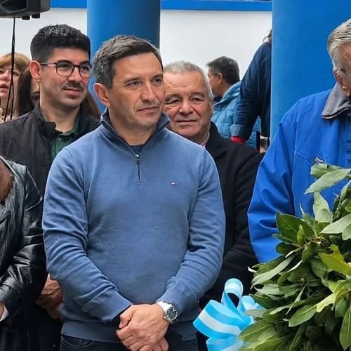 Cristian Andino, de suéter azul, junto a José Luis Gioja en el acto del PJ
