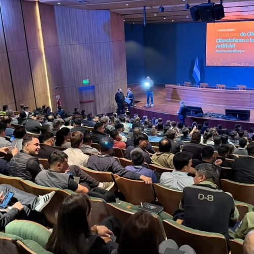 Auditorio lleno de asistentes frente a un escenario con una pantalla que anuncia el Primer Congreso de Cibercrimen, Ciberdefensa e Inteligencia Artificial