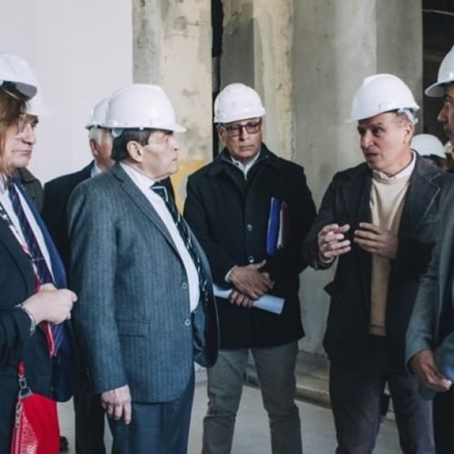 Autoridades con cascos blancos recorren el interior en obra del edificio 9 de Julio