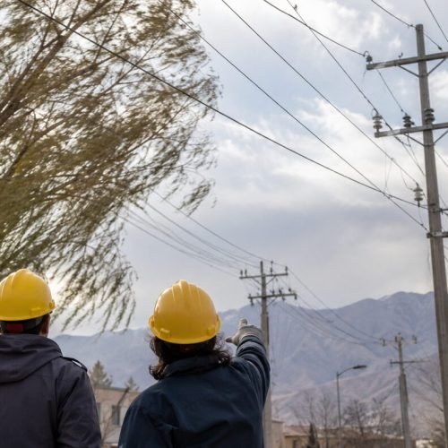 Operativo eléctrico ante el viento — imagen ilustrativa generada con IA