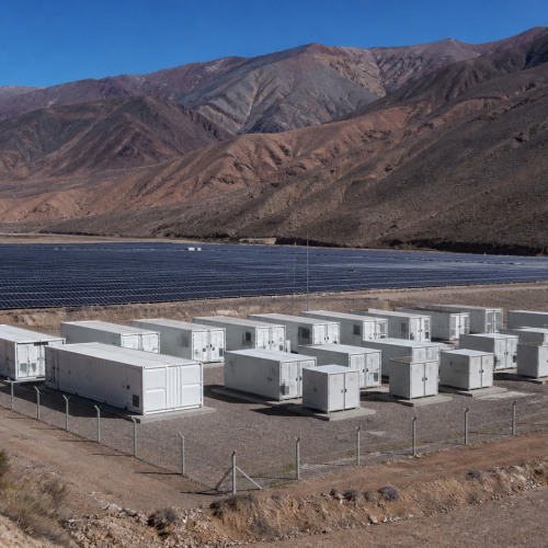 Paneles solares y sistemas de almacenamiento de energía en un paisaje de Iglesia