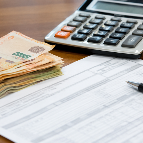 Dinero y calculadora, imagen ilustrativa generada con IA.