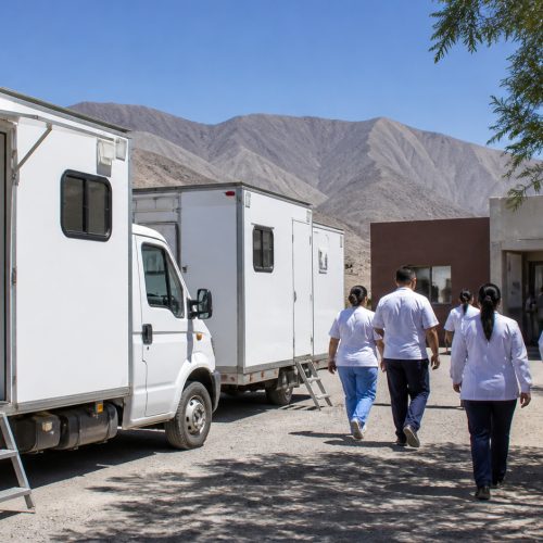 Unidad sanitaria móvil y personal de salud en una zona de Pocito
