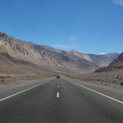 Ruta pavimentada entre montañas áridas de San Juan