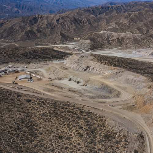 Vista aérea de un proyecto aurífero en Ullum, imagen ilustrativa generada con IA.