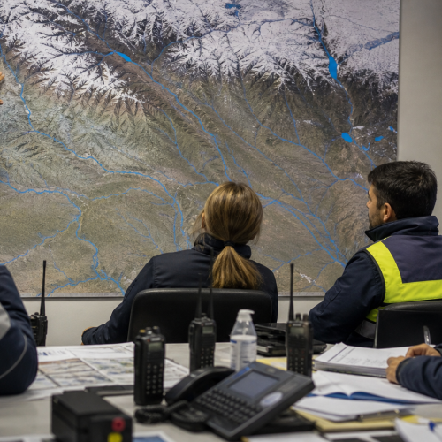 Equipo técnico analiza en un mapa el deshielo en la cordillera