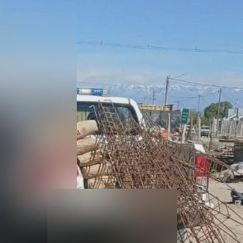 Columnas de hierro y bolsas de cemento en la caja de una camioneta durante un procedimiento policial en Sarmiento