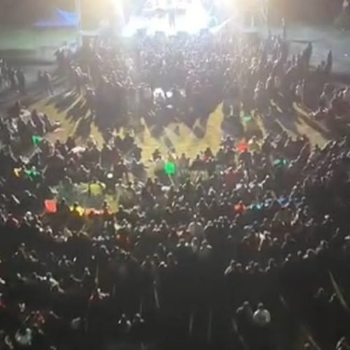 Vista nocturna del público frente al escenario de la Fiesta de la Juventud en Los Berros