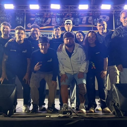 Integrantes de Coronados de Gloria y de la organización posan abrazados sobre el escenario de la Fiesta de la Juventud en Los Berros