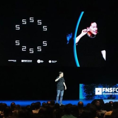 Charla en el escenario del Forum de la Fiesta del Sol 2025, con público en la platea y pantallas gigantes