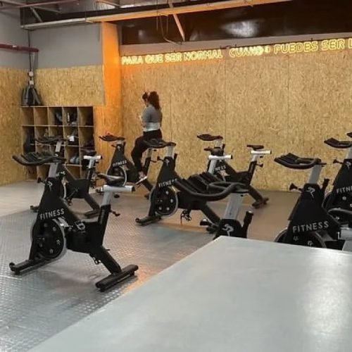 Sala de bicicletas fijas en un gimnasio