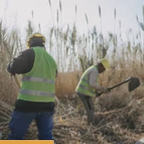 Operarios limpian un dren o canal en Sarmiento