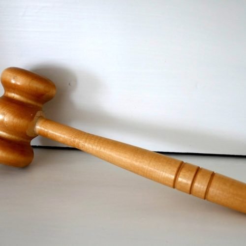 Mazo de madera de juez sobre una mesa blanca