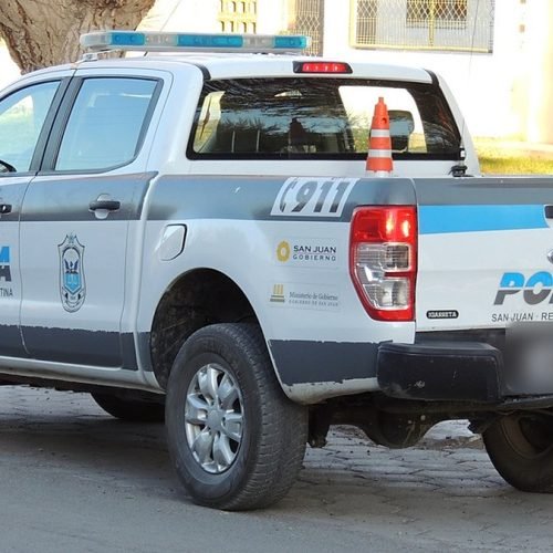 Camioneta de la Policía de San Juan estacionada en una calle
