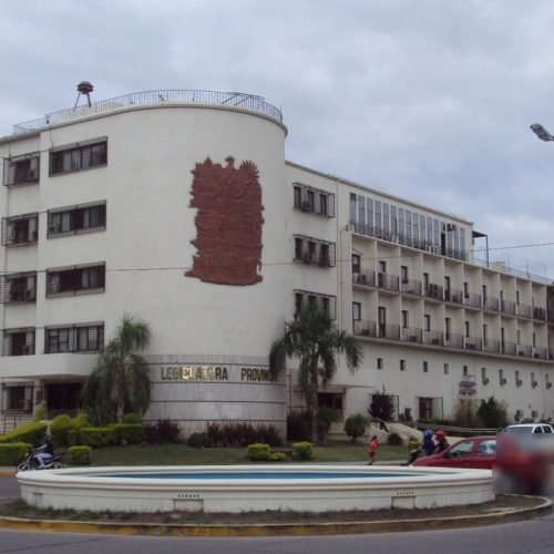 Edificio de la Legislatura de San Juan con su fachada curva y el escudo provincial en relieve