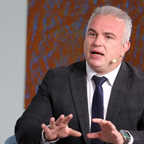 Michael Meding, director general de McEwen Copper, habla durante un panel con micrófono de vincha