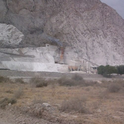 Cerro de caliza con una planta minera al pie, en la zona de Los Berros, Sarmiento