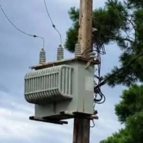 Transformador de distribución eléctrica en un poste