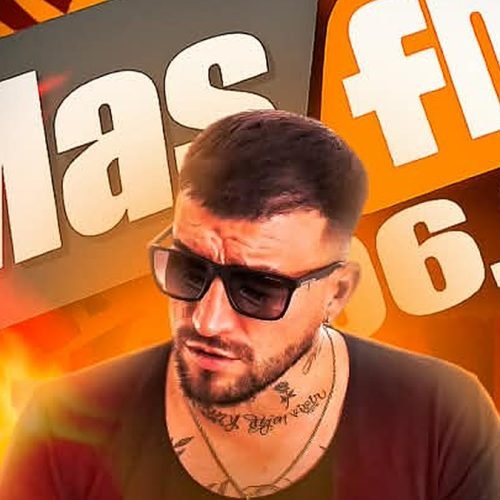 Músico con lentes oscuros toca un teclado delante del logo de la radio FM Más 106.9