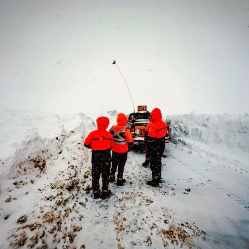 Equipos viales trabajan durante el operativo de invierno de Pachón en Calingasta.
