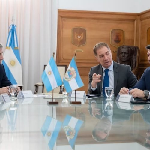Marcelo Orrego junto a Diego Santilli y Luis Caputo durante la firma del convenio vial.