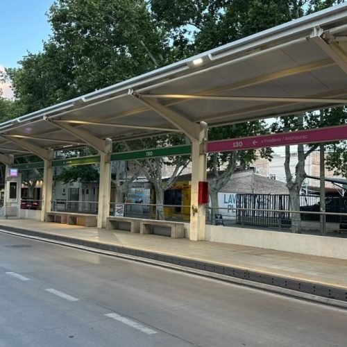 Estación de trasbordo de colectivos vacía, con sus refugios techados y sin pasajeros, en San Juan
