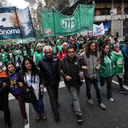 Columna de manifestantes con banderas verdes de ATE en una marcha